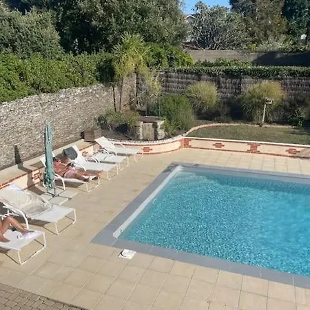 Vue Avec Piscine -15pers - Vieux Port De Villa